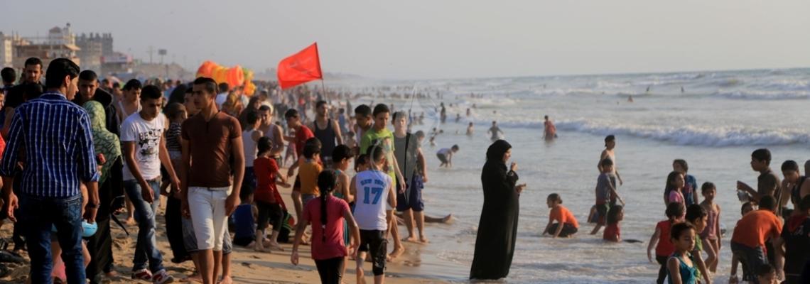 بالصور:الغزيون يفرون إلى البحر مع ارتفاع درجات الحرارة