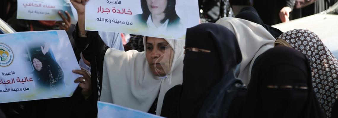 بالصور:مهجة القدس ودائرة العمل النسائي في حركة الجهاد الإسلامي تنظمان فعالية تضامنية مع الأسيرات بمناسبة يوم المرأة العالمي، أمام مقر المندوب السامي بغزة