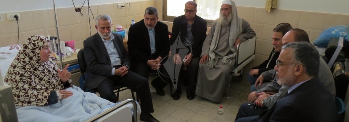 بقيادة الدكتور الهندي وفد من الجهاد يزور خنساء فلسطين الحاجة ام رضوان الشيخ خليل للاطمئنان على صحتها فى المشفى