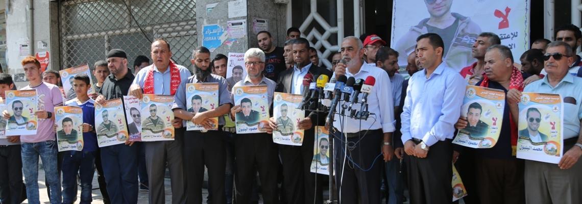 بالصور : مهجة القدس تنظم وقفة إسنادية مع الأسرى المضربين أمام برج شوا حصرى