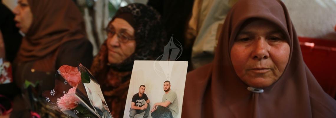 بالصور:اعتصام اهالى الاسرى امام مقر الصليب الاحمر بمدينة غزة
