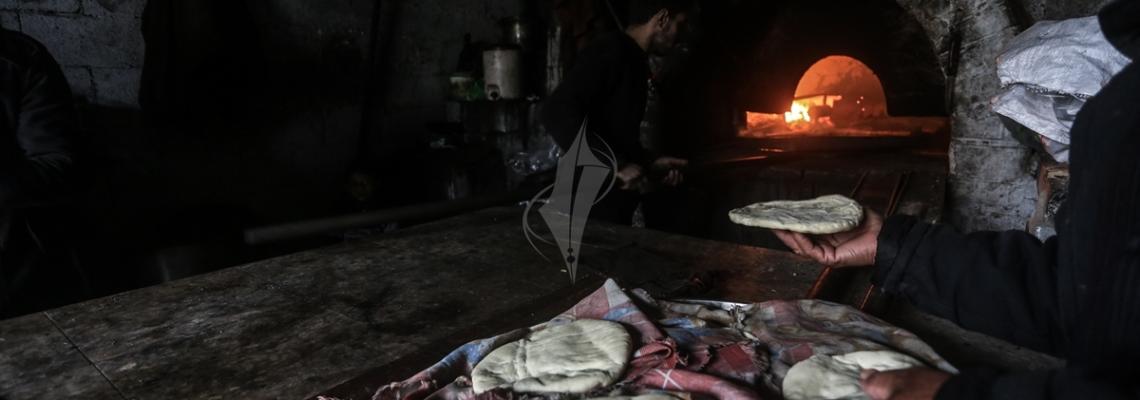 بالصور: غزيون يلجأون إلى فرن الخبز القديم لتفاقم أزمة الكهرباء