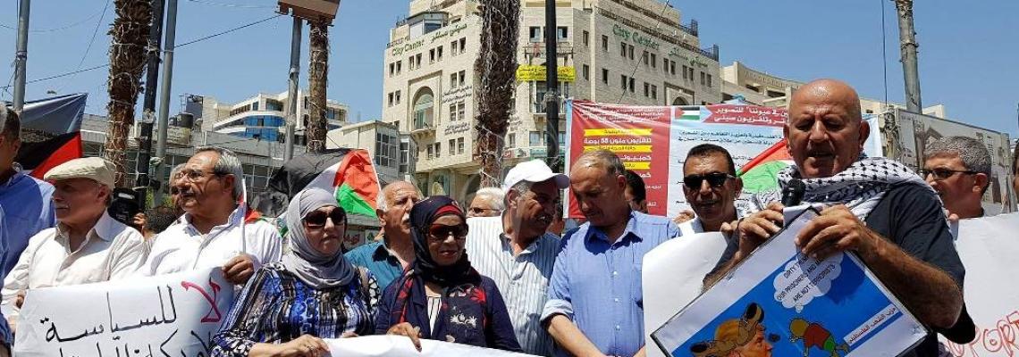 بالصور:وقفة وسط رام الله رفضا لزيارة موفد الإدارة الأمريكية لعملية التسوية لرام الله اليوم
