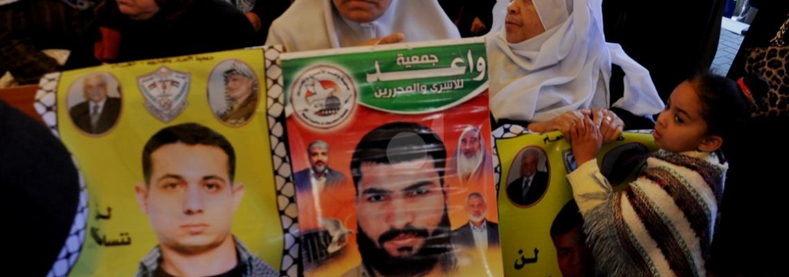 اعتصام اهالي الاسرى داخل مقر الصليب الاحمر بغزة