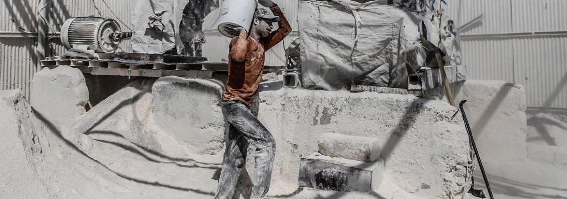 في يوم العمال.. عامل فلسطيني يقوم بأعمال شاقة في تكسير الحجارة ليوفر قوته أطفاله وعائلته