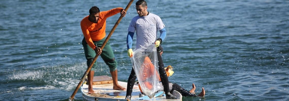 مبادرة شبابية لتنظيف حوض ميناء غزة براً وبحراً..