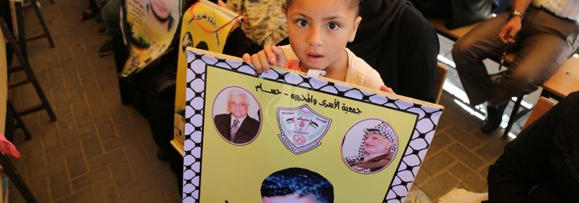 بالصور:اعتصام اهالى الاسرى امام مقر الصليب الاحمر بمدينة غزة