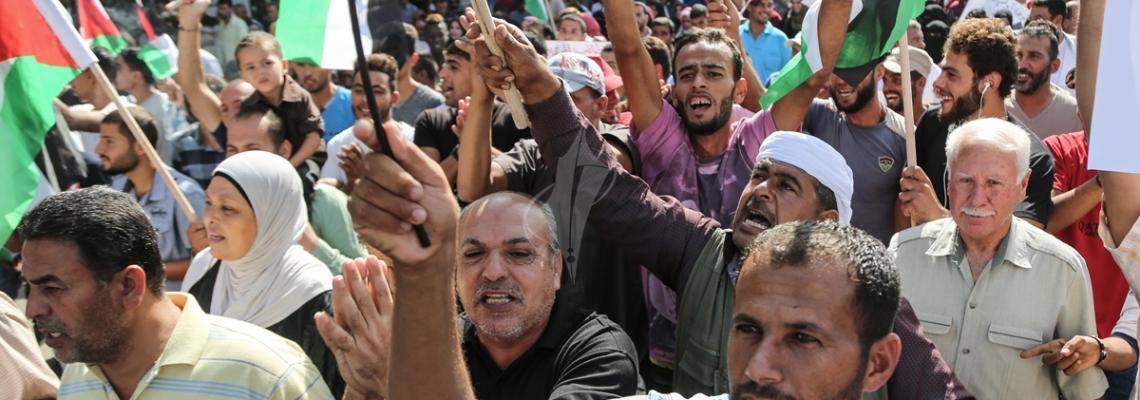 بالصور: اتحاد لجان العمل ينظم مسيرة للمزارعين والصيادين للمطالبة بإنهاء الانقسام الفلسطيني  في ساحة المجهول بمدينة غزة.