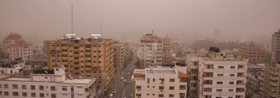 أجواء قطاع غزة العاصفة والمغبرة نتيجة المنخفض الجوي