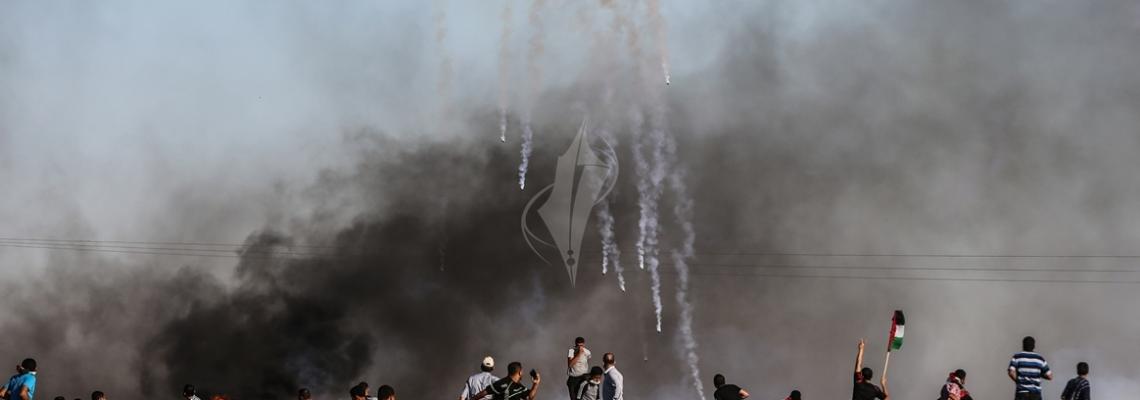 بالصور:شبان يشتبكون مع الاحتلال على الشريط الحدودي في ذكرى النكسة ألـ 50