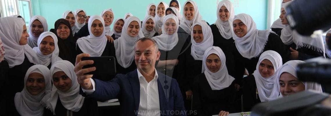 غزة: ميلادينوف يقوم بجولة تفقدية لمستشفى ومدرسة ومنزل مدمر