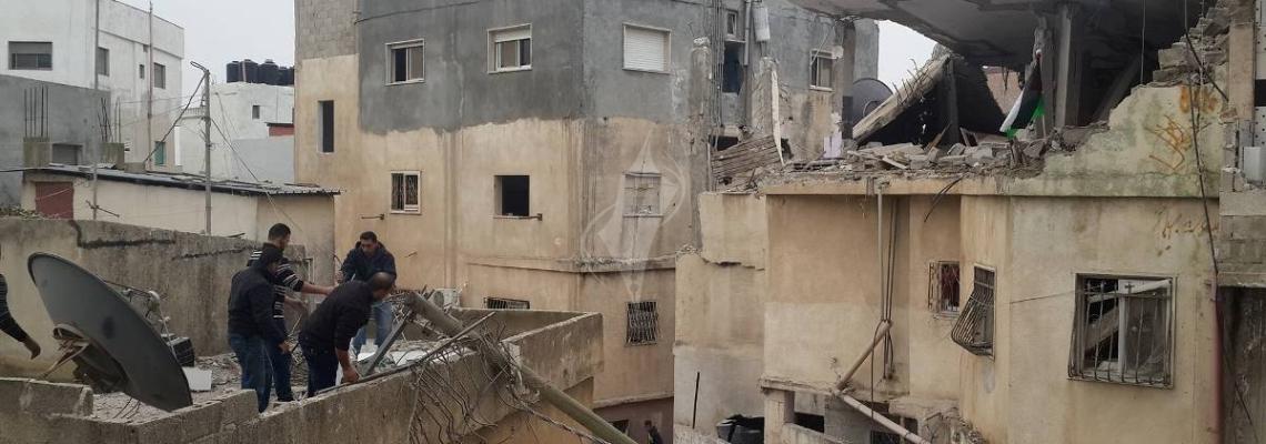 بالصور:قوات الاحتلال تهدم منزل الاسير محمد ابو شاهين في مخيم قلنديا شمال القدس المحتلة