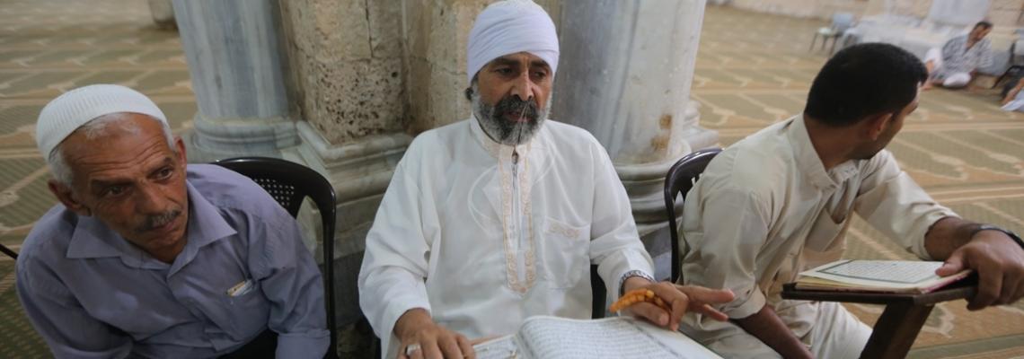 بالصور:جلسات القرآن الكريم من المسجد العمرى الكبير بغزة فى اول يوم من شهر رمضان الكريم