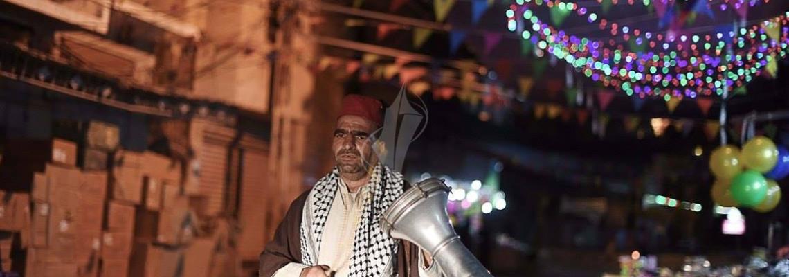 بالصور :بغزة..مسحراتي رمضان ينادي للكهرباء وللرواتب وللحصار
