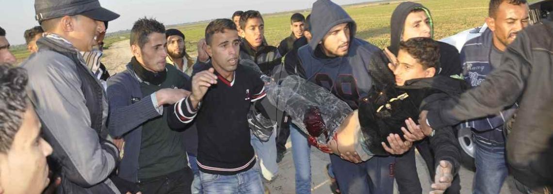 بالصور:اصابة عدد من الشبان بالرصاص الحي في مواجهات الفراحين شرق خانيونس