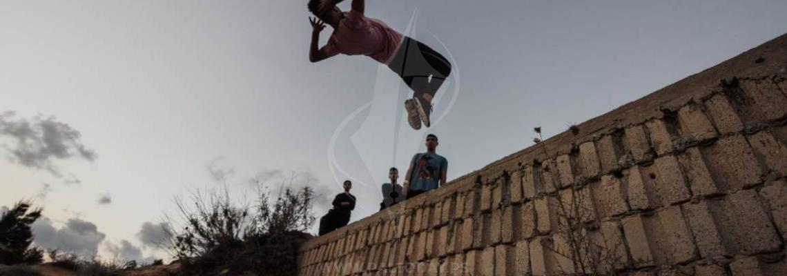 "باركور" غزة.. طموح بالعالمية من أعلى الركام وبين المقابر