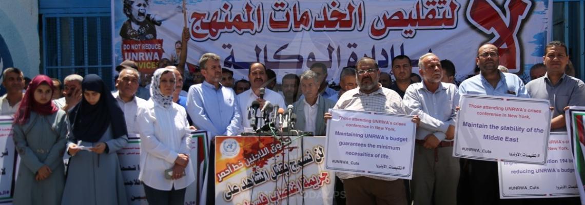 وقفة أمام مقر الأونروا بغزة رفضاً لتقليص خدماتها