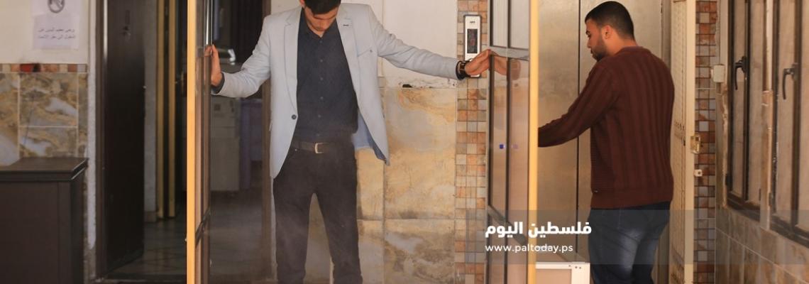 مهندسان غزيان يبتكران ممرًا لتعقيم الأشخاص لمواجهة تفشي فيروس كورونا