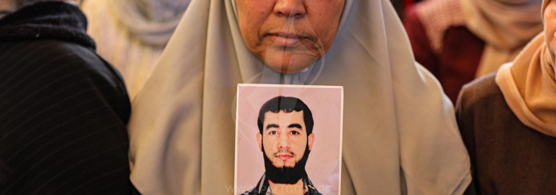 اعتصام اهالى الاسرى امام مقر الصليب الاحمر بمدينة غزة