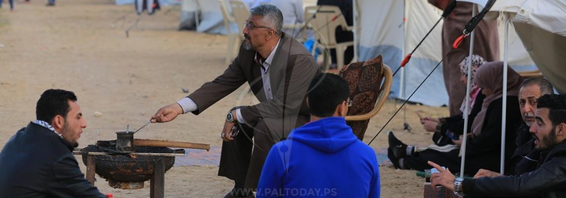 لاجئون فلسطينيون مازالوا يقيمون في خيام العودة على حدود القطاع لليوم على الرابع على التوالي