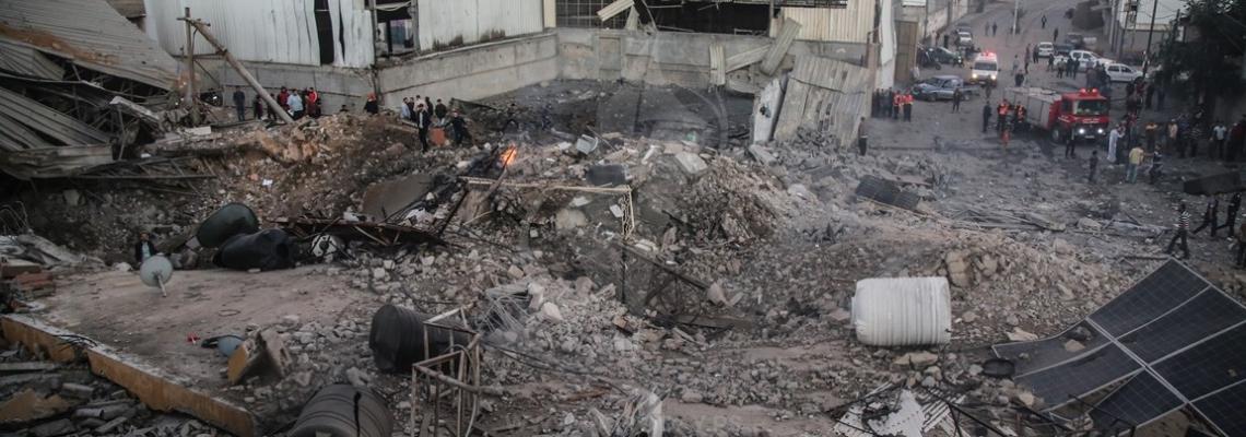 طيران الاحتلال يستهدف مبنى مكون من 4 طوابق بغزة