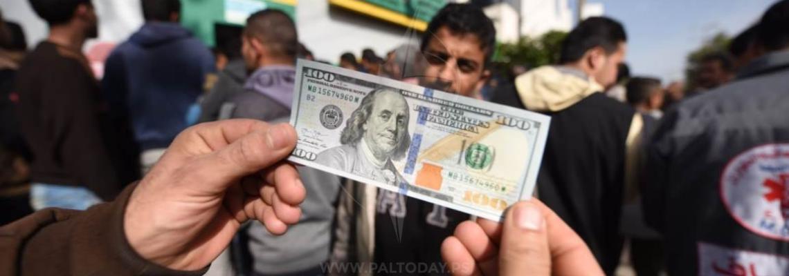 توزيع أموال المنحة القطرية على الأسر الفقيرة في بريد خانيونس