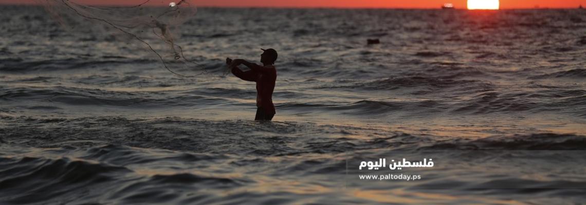 رغم اغلاق البحر من قبل الاحتلال .. صياد فلسطيني يمارس مهنة الصيد على الشاطئ