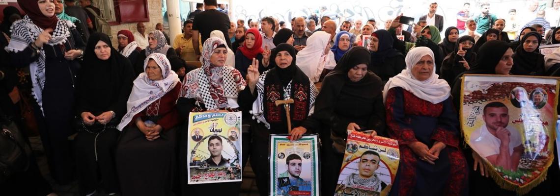 اعتصام اهالى الاسرى امام مقر الصليب الاحمر بمدينة غزة
