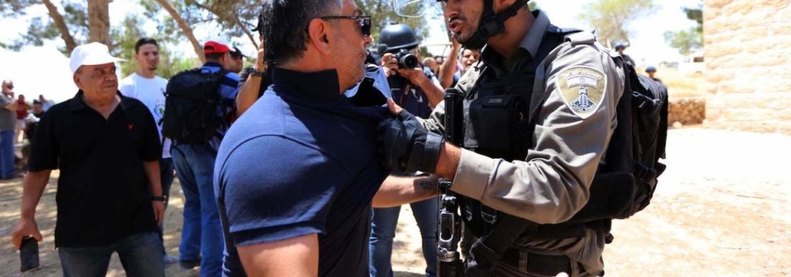 القدس - عشرات حالات الاختناق بالغاز والاعتداء على صحفي واعتقال مواطن في واد الحمص
