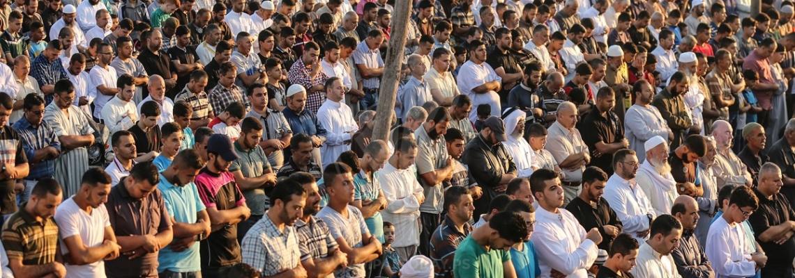 آلاف الفلسطينيون يؤدون صلاة العيد في مخيم العودة شرق غزة