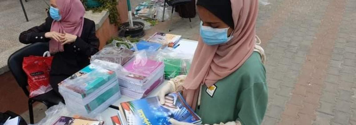 تسليم الكتب المدرسية لطلبة الثانوية في مدارس خان يونس جنوب قطاع غزة وفق إجراءات احترازية مشدّدة