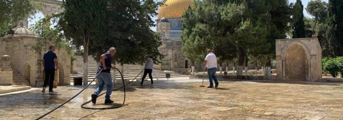 تنظيف وتعقيم ساحات ومصاطب وأروقة المسجد الأقصى من قبل دائرة الأوقاف الاسلامية تمهيداً لفتحه