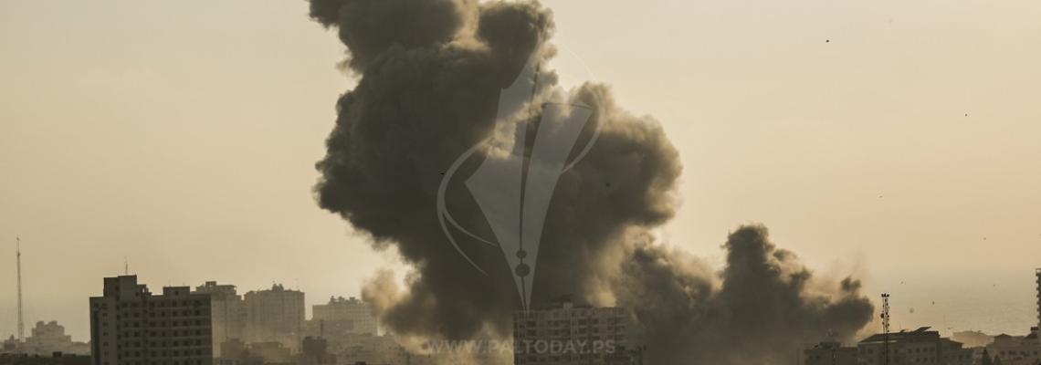 أعمدة الدخان تتصاعد في مدينة غزة جراء قصف جيش الاحتلال لمبنى الكتيبة
