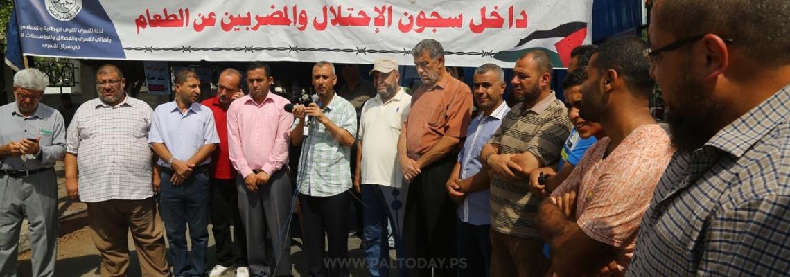 مهجة القدس تنظم وقفة تضامنية مع الأسرى المقطوعة رواتبهم  أمام مجلس الوزراء بغزة