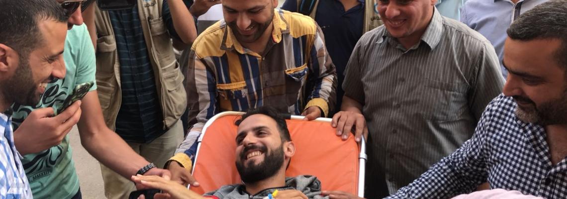 عودة الصحفي قديح إلى غزة بعد تلقيه العلاج في مشفى المقاصد