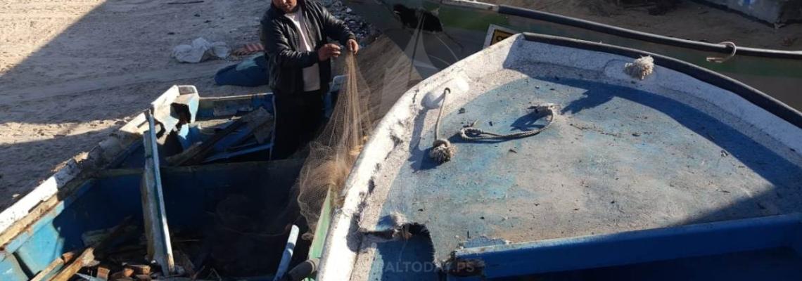  اثار القصف الصهيونى على ميناء الصيادين فى دير البلح