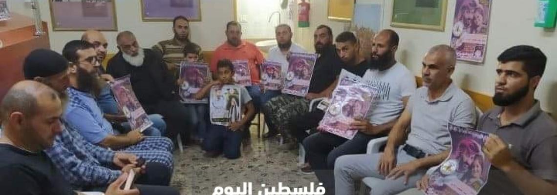 وفد من محرري بلدة طمون بالأغوار الشمالية يؤم  مقر الصليب الأحمر بجنين تضامنا مع الأسير ماهر الأخرس