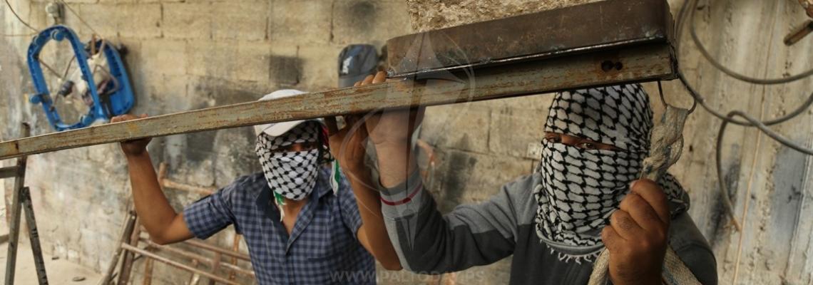 شبان يستخدمون "المنجنيق" لقذف الحجارة على قناصة الاحتلال الي تستهدف المشاركين في مسيرة العودة