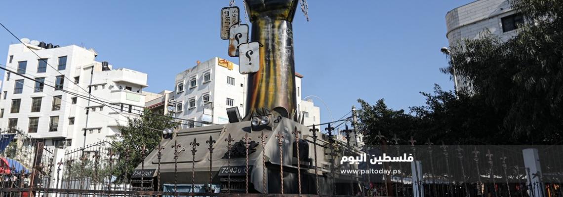مجسم جنود الاحتلال الأسرى في منطقة ميدان فلسطين بغزة