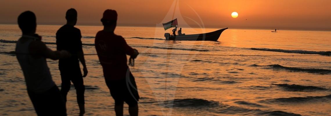 صياد فلسطينى يبحر وسط غروب ساحر للبحث عن قوت يومه