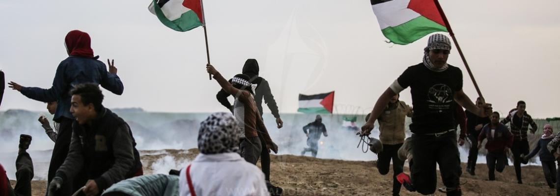 متظاهرون يشاركون في الجمعة الـ 37 لمسيرة العودة شرق غزة