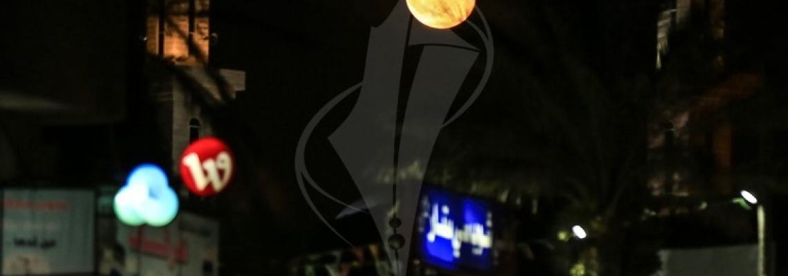 "القمر" يضيء سماء قطاع غزة رغم انقطاع الكهرباء
