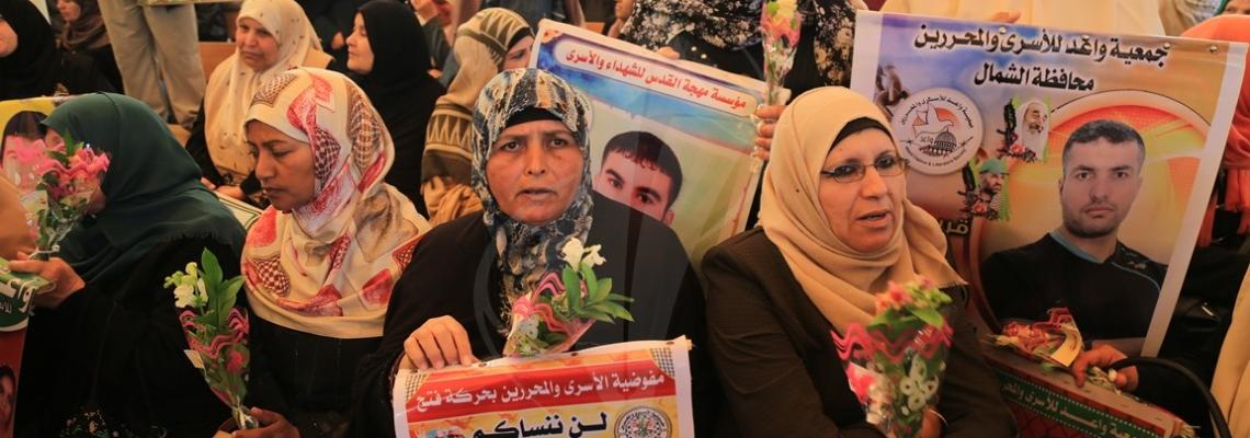 اعتصام اهالى الاسرى امام مقر الصليب الاحمر بمدينة غزة
