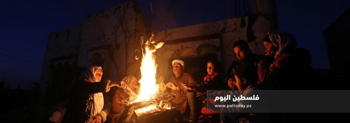 عائلة فلسطينية من غزة تفترش الأرض وتلتحف السماء في البرد القارس بعد قصف الاحتلال لمنزلهم