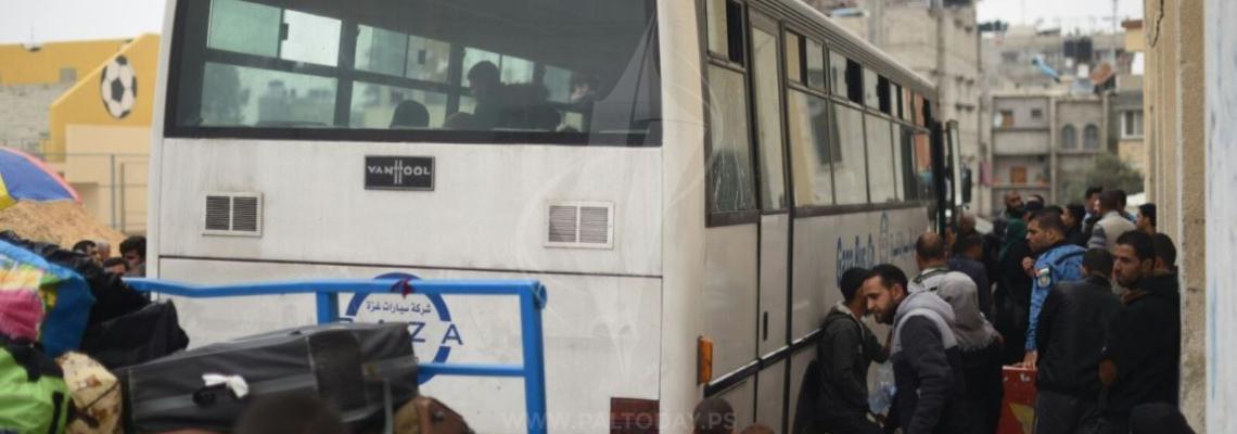 حشود كبيرة من المسافرين في صالة أبو يوسف النجار على أمل السفر عبر معبر رفح