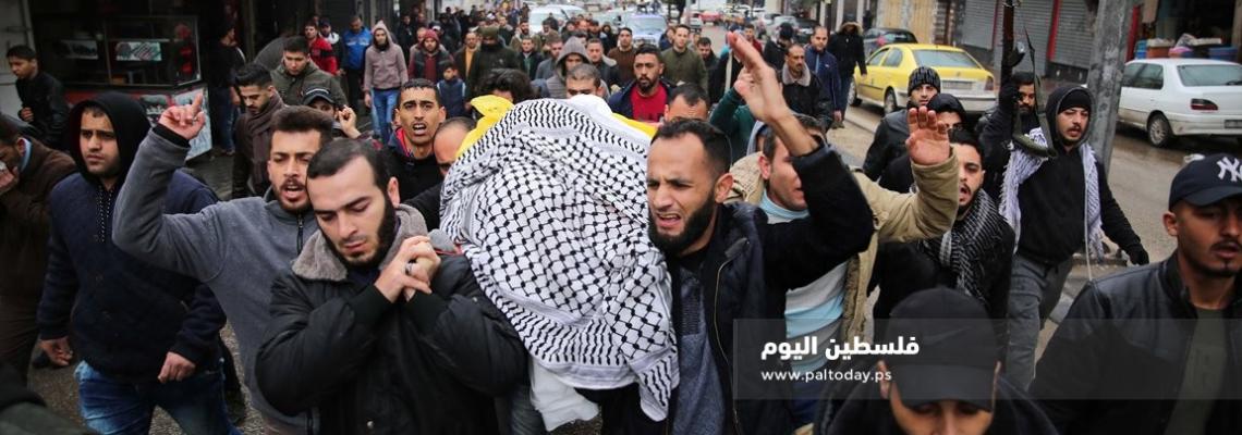 جماهير شعبنا تشيع جثمان الشهيدعامر الحجار الذي ارتقى متأثرا باصابته في اليوم الاول من  مسيرات العودة