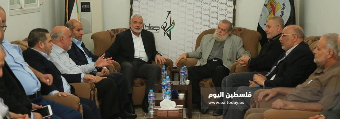 وفد من حركة حماس برئاسة اسماعيل هنية خلال زيارتهم لحركة الجهاد الاسلامي وتهنئتهم بالانطلاقة