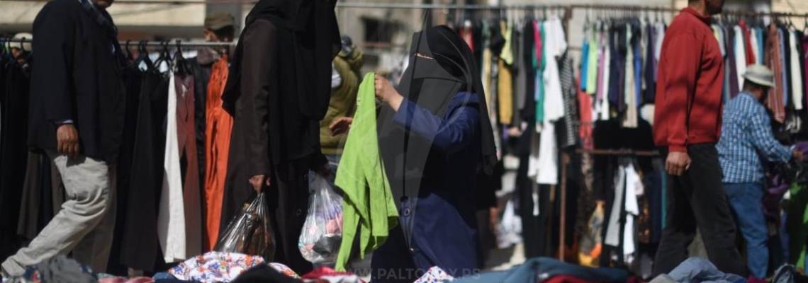 "البالة" فى غزة . مقصد الأغنياء وقبلة الفقراء .