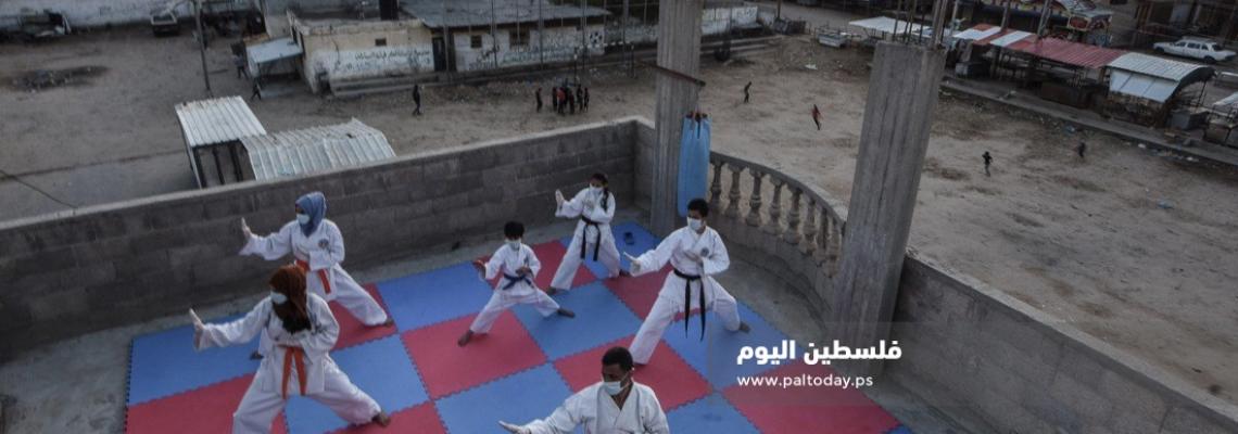 ‫عائلة فلسطينية تحول سطح منزلها لناد رياضي لممارسة رياضة الكاراتيه 