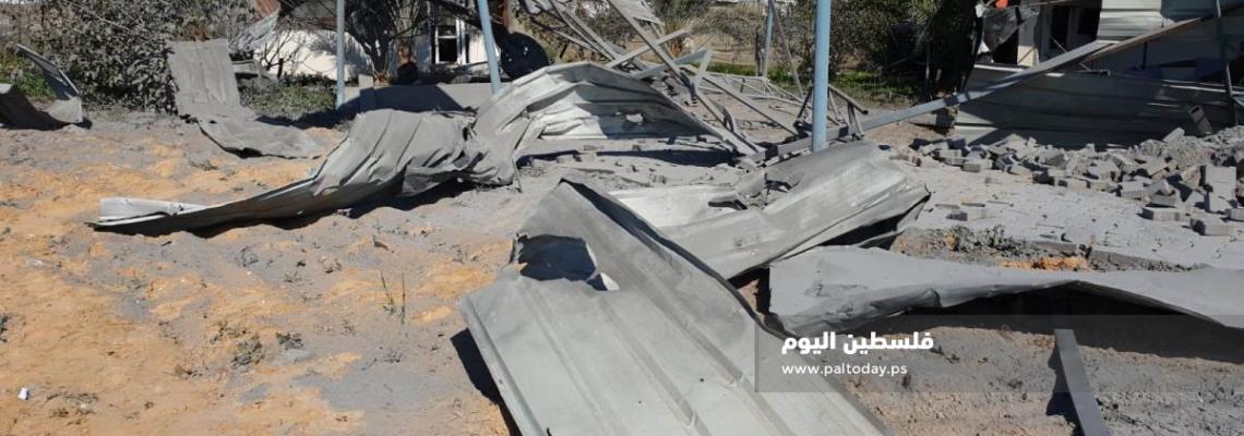  آثار القصف الصهيوني الذي استهدف أحد مواقع المقاومة جنوب قطاع غزة الليلة الماضية 
